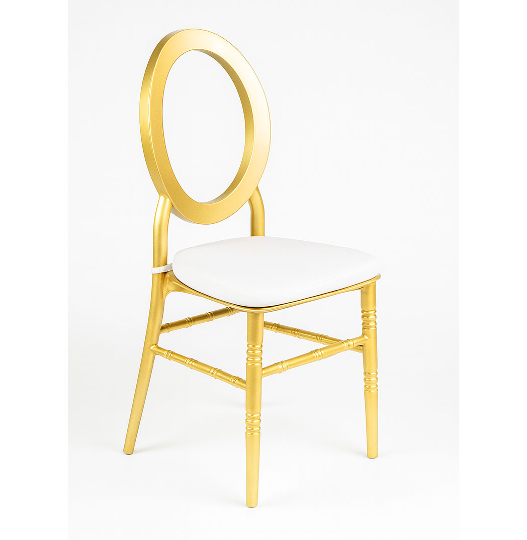 Angled view of luxury gold oval back resin banquet chair with hollow ring back and removable white cushion for weddings and events